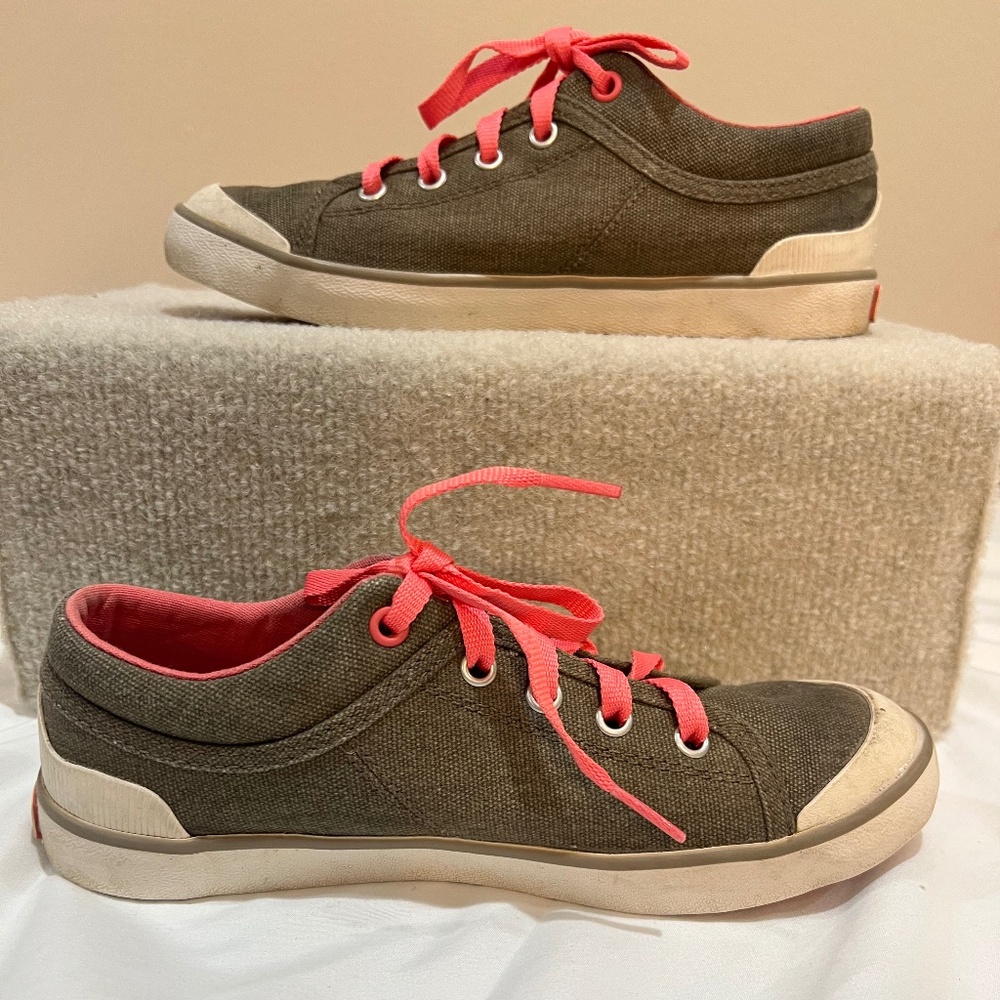 Ladies Teva tennis shoes size 6